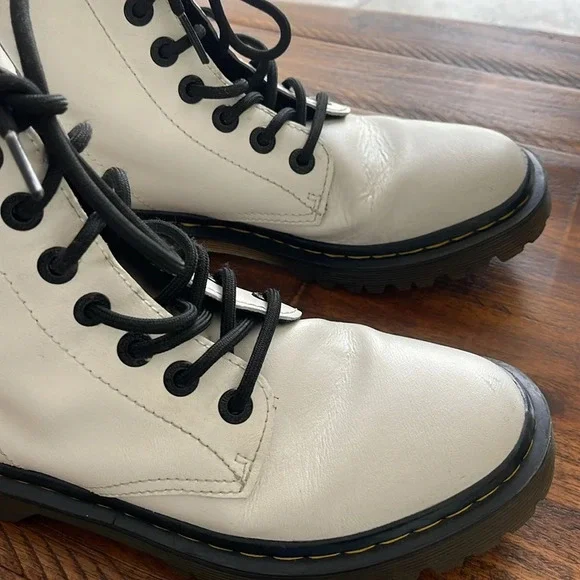 Dr. Martens Women's Luana AW004 Lace Up Boots Off White size 6 - Picture 3 of 17